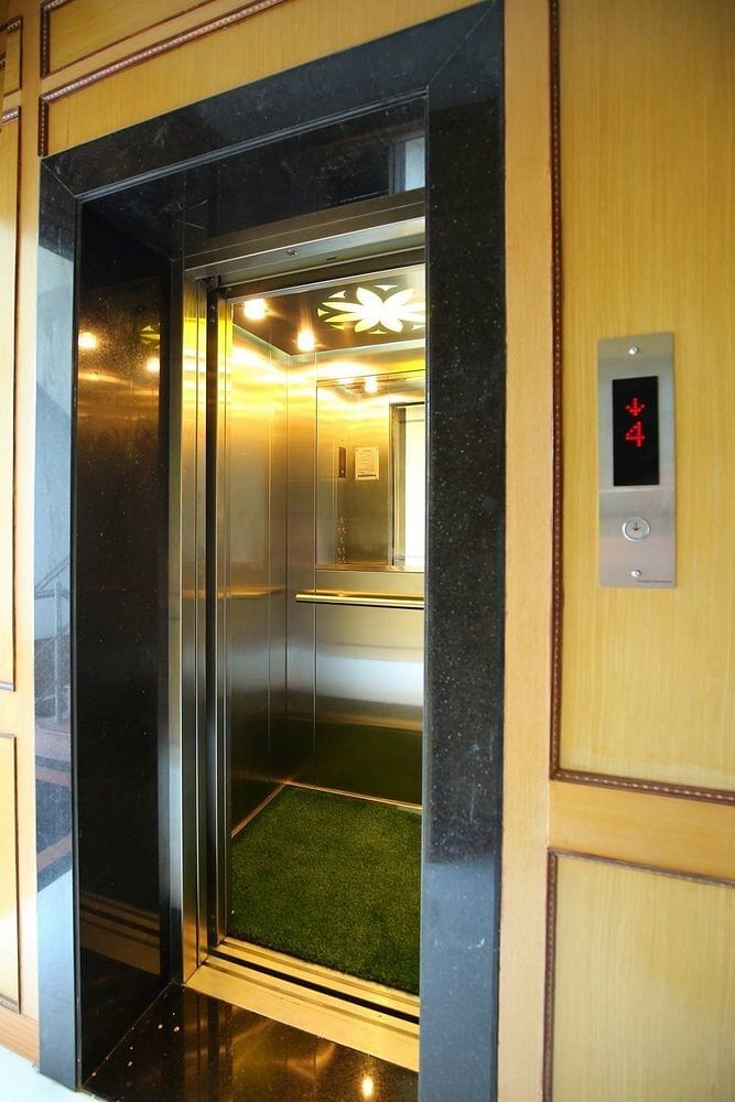 Cooper Elevators Residential Lift Elevator, Max Persons/Capacity: 13 Persons